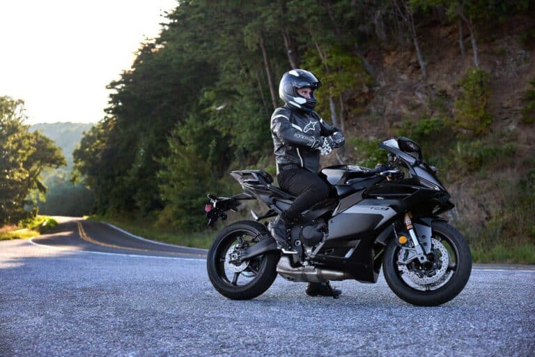 Motornieuws 2025 Yamaha R9